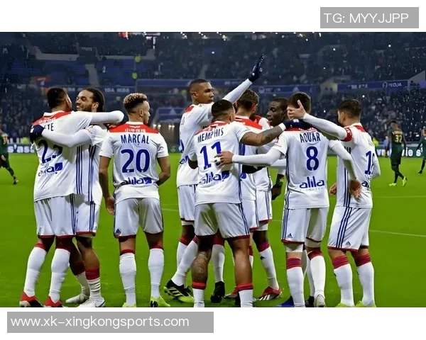 约罗身穿里尔球衣盛装出席里尔对阵巴黎比赛开球仪式 约罗身穿里尔球衣盛装出席里尔对阵巴黎比赛开球仪式